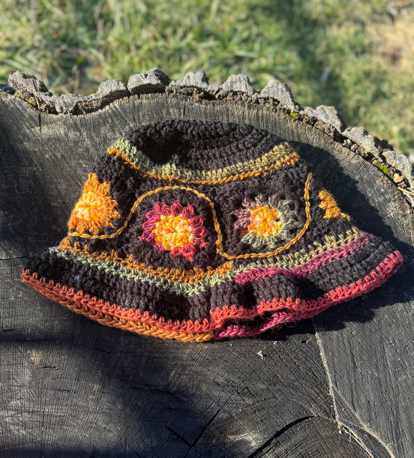 Bucket Hat: Black flower pattern